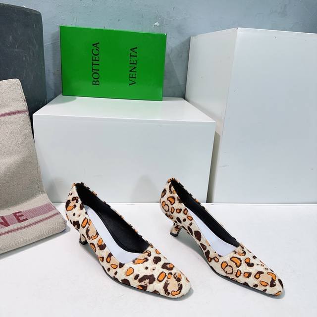 高品质出厂 ！顶级品质Bv Bottega Veneta葆蝶家25春夏爆款猫跟马毛豹纹单鞋跟鞋！ 对标对版 五金原版一致 请对比官图 原版马毛材质 对版 一致