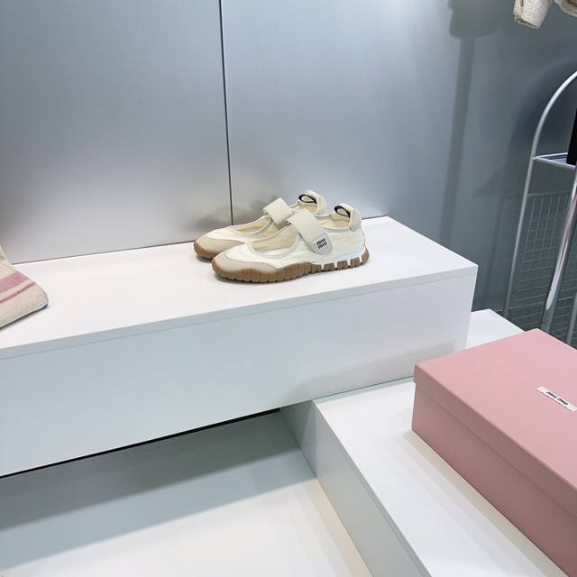 高品质出厂 ！顶级品质 Miumiu 缪缪 25春夏新款饼干鞋魔术贴玛丽珍阿甘鞋休闲运动鞋！ 最新爆款 前卫大胆的设计，Miu家风格融于此款厚底真丝雨布玛丽珍设
