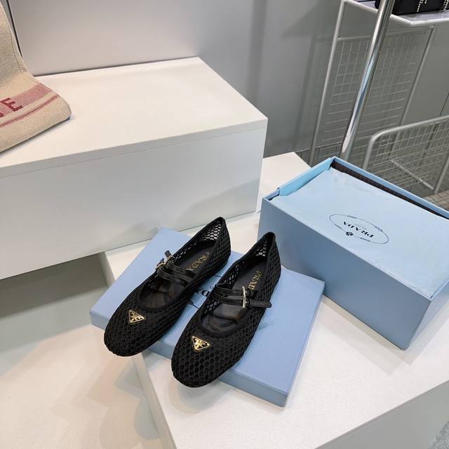 高品质出厂网 ！顶级品质 Prada普拉达25春夏新品三角标渔网性感玛丽珍单鞋芭蕾舞鞋！ 超级爆系列爆品，各大网红明星乔欣，程潇，刘令姿同款圆头三角扣 玛丽珍单