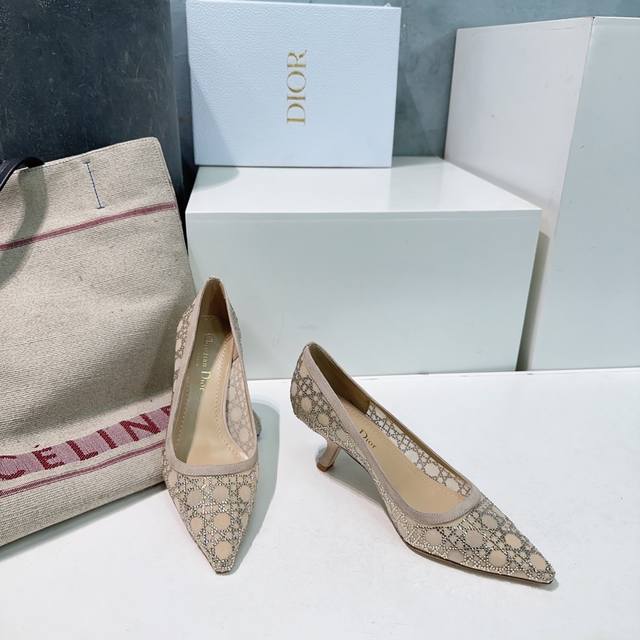 高品质出厂 ！顶级品质代购级别！Dior 迪奥 2025春夏走秀新款Bling...Bling...网纱水晶钻单鞋凉鞋婚鞋系列 明星同款水钻藤格纹图案猫跟拖鞋