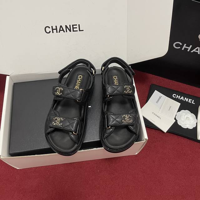 顶级版本 官网同步飞机盒 Chane*小香25S经典爆款魔术贴沙滩凉鞋 专柜断货王！！！每年Chanel的经典魔术贴系列的热度单品总会出现！！今年新出的凉拖更加