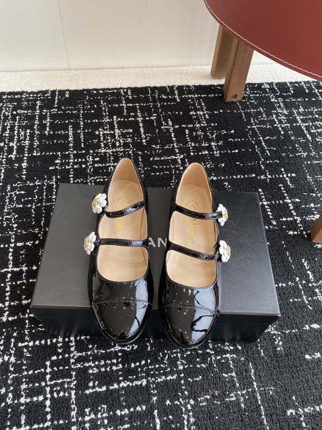 代购级 Chanel小香 25Ss 早春新款 粗跟玛丽珍单鞋，复古法式优雅感，高级感十足 香奶奶菱格中空玛丽珍凉鞋，最近很火的一双凉鞋！露脚设计直接拉长腿型！很