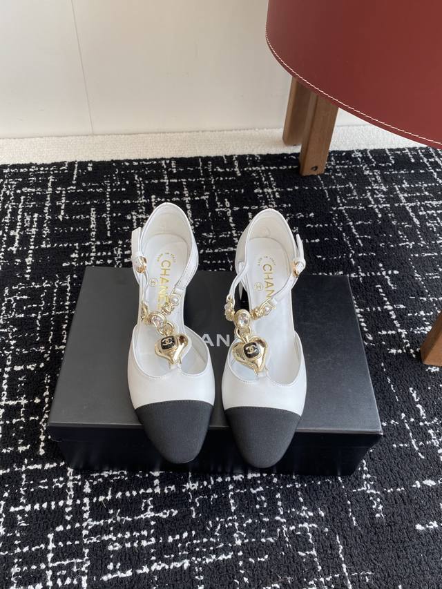 代购级 Chanel小香 25Ss 早春新款 粗跟玛丽珍单鞋，复古法式优雅感，高级感十足 香奶奶菱格中空玛丽珍凉鞋，最近很火的一双凉鞋！露脚设计直接拉长腿型！很