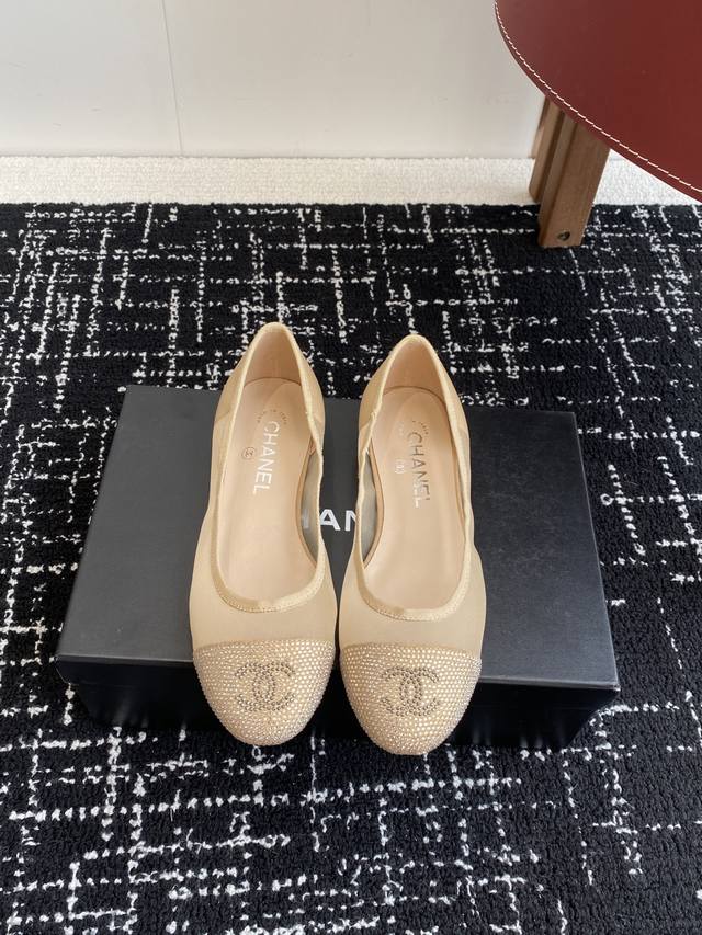 代购级 Chanel小香 25Ss 春夏鞋头 澳钻点缀，芭蕾舞鞋 宛如女神脖子上的项链，上脚包裹性非常好，上脚跟显瘦，真的是超级精致！ 复古的玛丽珍太对味了，个
