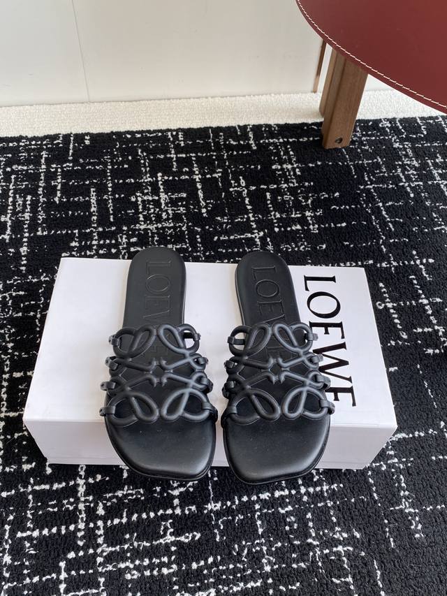 代购级 Loewe 罗意威 25Ss 春夏新品 拖鞋 疯狂种草简约设计感觉更干净优雅 让你念念不忘 颜色也很耐看漂亮，上脚瞬间气质十足气场，简直无敌帅气有型 鞋
