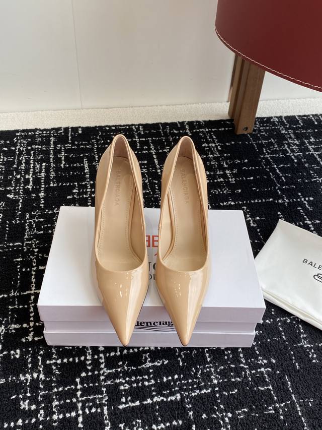 代购级 Balenciaga 25S春夏新款 双B 扣尖头 凉鞋 单鞋 高跟鞋 巴黎世家出的高跟鞋都很会拿捏女人心！漆皮的鞋面搭配Logo小水钻，简直美呆了！