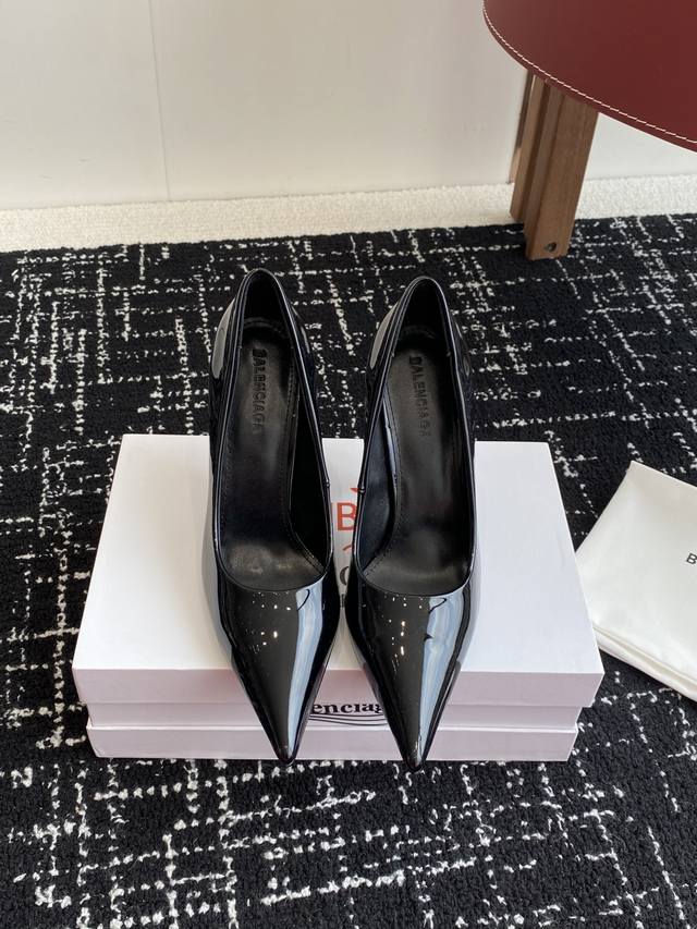 代购级 Balenciaga 25S春夏新款 双B 扣尖头 单鞋 高跟鞋 巴黎世家出的高跟鞋都很会拿捏女人心！漆皮的鞋面搭配Logo小水钻，简直美呆了！ 上脚熠