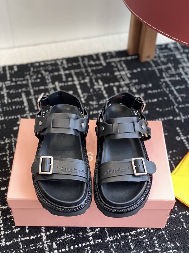 代购级 Acne Studios 25Ss 新款春夏 Acne Studios凉鞋 鞋面采用带有纹路的饰面皮革制成，鞋后方还有精致的装饰性绑带，是一双兼具浪漫与