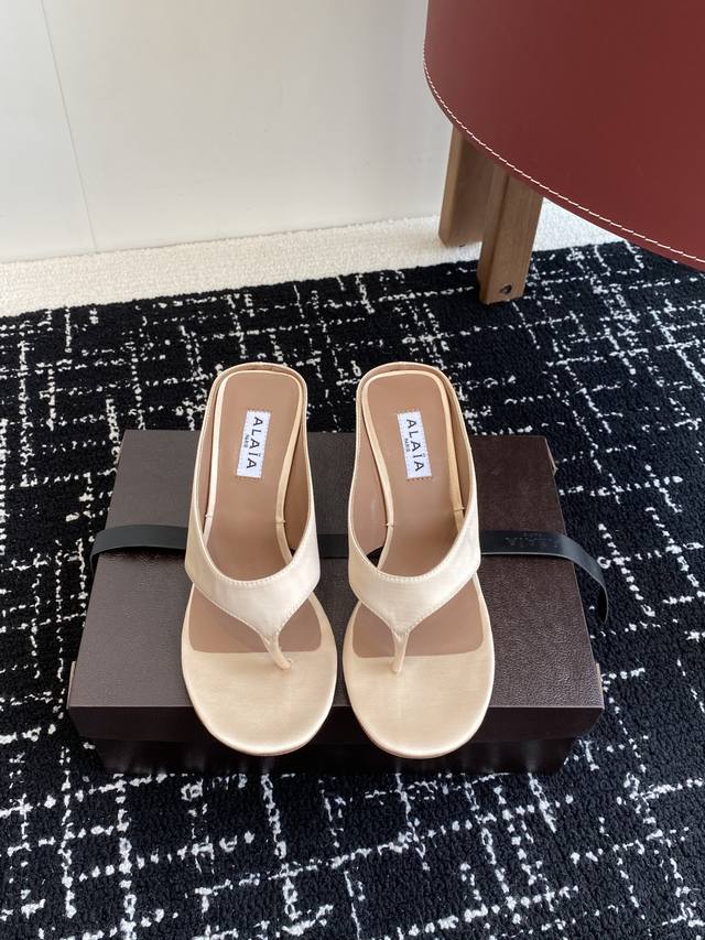 代购级 Alaia 25Ss 春夏新款 坡跟夹脚拖鞋 系列 立方体缎面穆勒鞋，立方鞋跟设计，细腻缎光暗露格调，定格摩登之型。 Size：#35-41 40 41