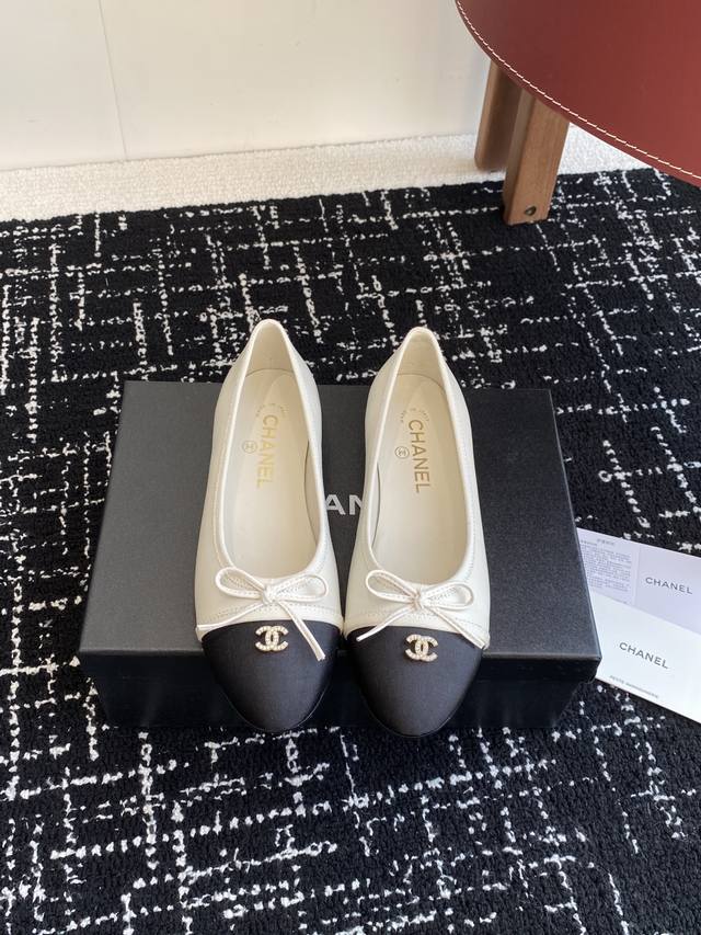 代购级 Chanel小香 25Ss 春夏鞋头电绣双C Logo点缀，芭蕾舞鞋 宛如女神脖子上的项链，上脚包裹性非常好，上脚跟显瘦，真的是超级精致！ 复古的玛丽珍