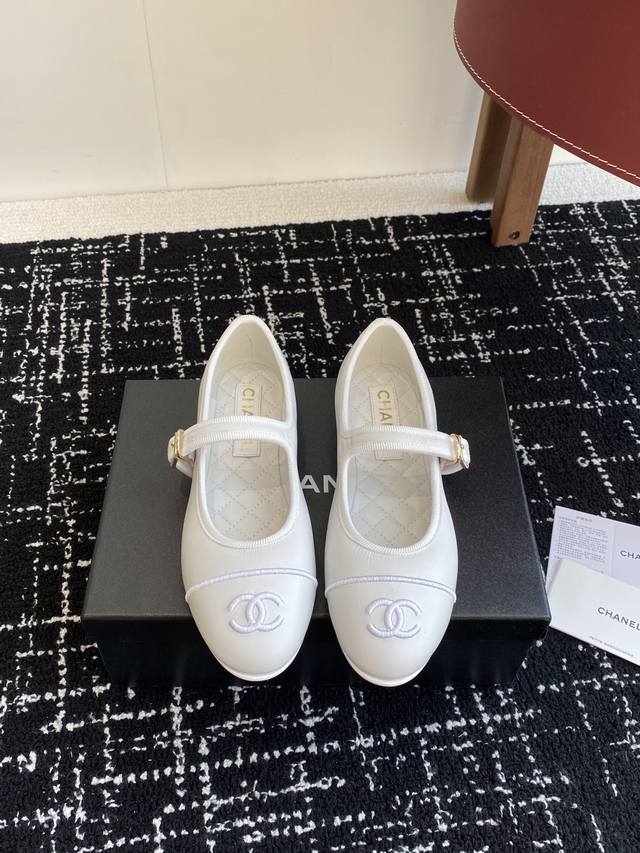 代购级 Chanel小香 25Ss 春夏鞋头电绣双C Logo点缀，芭蕾舞鞋 宛如女神脖子上的项链，上脚包裹性非常好，上脚跟显瘦，真的是超级精致！ 复古的玛丽珍