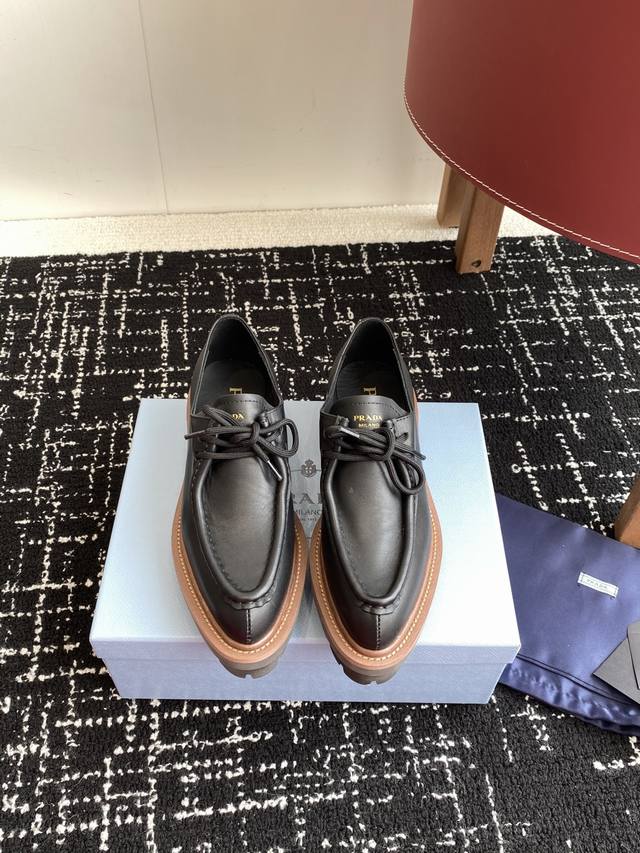 代购级 Prada 25普拉达走秀款复古英伦流苏半拖鞋单鞋爆款！ 走秀款 复古感时髦满满 随意百搭 时尚休闲 独到味道，人人都爱也轻松驾驭 每年都会爆.足以征服