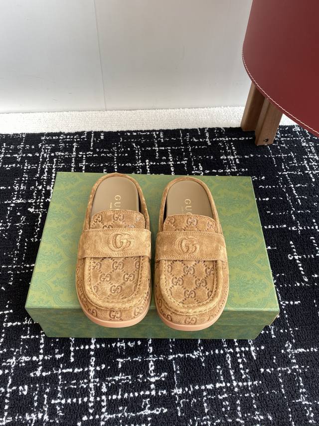 代购级 Gucci 25Ss 春夏新款 复古大头包头拖， 勃肯拖第一眼看到这个鞋子感觉不起眼，没有过多的装饰很简单 但带有点复古味呆萌可爱随意搭配都好看脚感要求