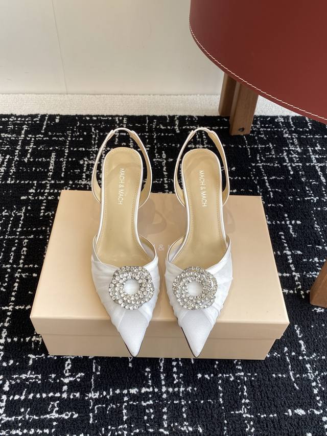 代购级 小众品牌Mach&Mach 绝美蝴蝶结 珍珠高跟系列鞋 又美又嗲、珍珠蝴蝶结加缠绕式水钻 设计让你在人群中一眼出挑 搭配任何一件Blingbling的仙