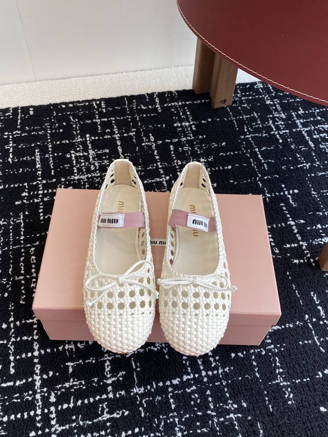 代购级 Miu Miu 缪缪 25Ss 春夏季新款 网面芭蕾舞鞋 缪家以芭蕾的灵动意韵融于日常. 以现代笔触刻画舞鞋经典轮廓！ 超软的网面款芭蕾舞鞋. 从经典日