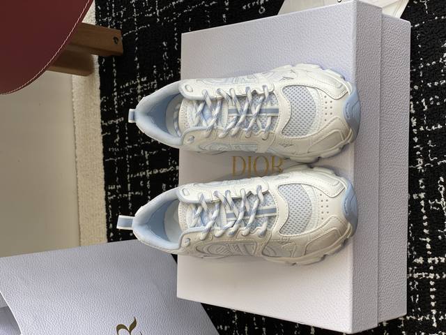 代购级 Dior 明星款25Ss 主推爆品 全新发售的迪奥 Dior Chrono 新款休闲运动鞋跑鞋老爹鞋 真的酷毙了，未来感十足 真的好飒！再次演绎了迪奥酷