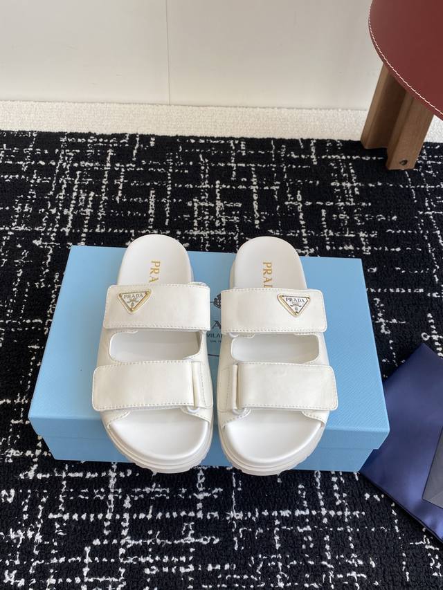 代购级 Prada 25Ss 春夏 新款 牛皮十橡胶底的凉拖鞋 想起了小时候上学同学们穿的魔术贴涼鞋仁 经典设计，永不过时。选鞋子注重美观的同时，舒适是最重要的