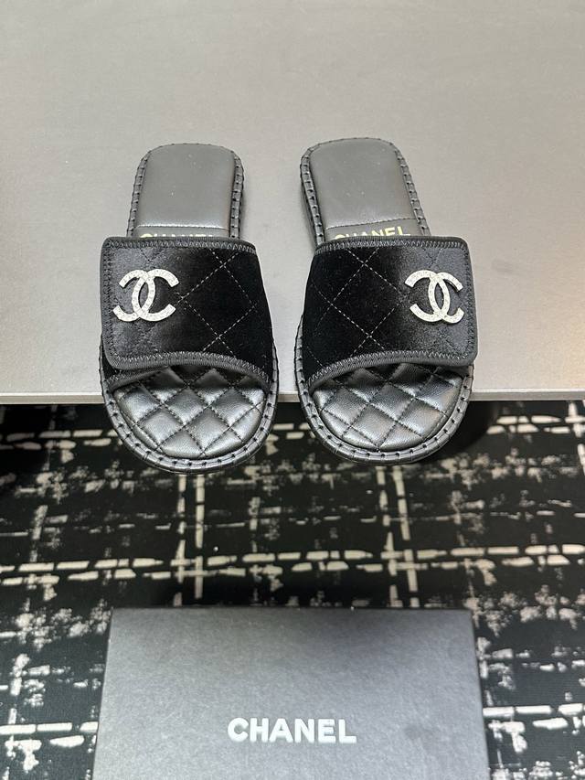 厂价 Chane*｜小香24C新品经典 双C平底拖鞋 鞋面采用进口牛皮 特殊布料 内里踮脚均为棉羊皮 意大利进口牛皮大底 Size：35-39 40 41定制