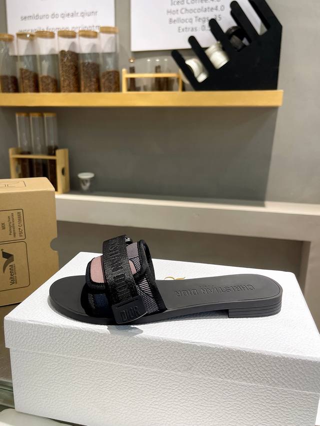 Dior 迪奥最新魔术贴扣凉拖鞋系列 全新色系！ 原版完美复刻 最流行的配色面料 层次感超强 原版开模高档Tpu大底 不是普通橡胶哈 非常舒适好走 鞋面材料全部