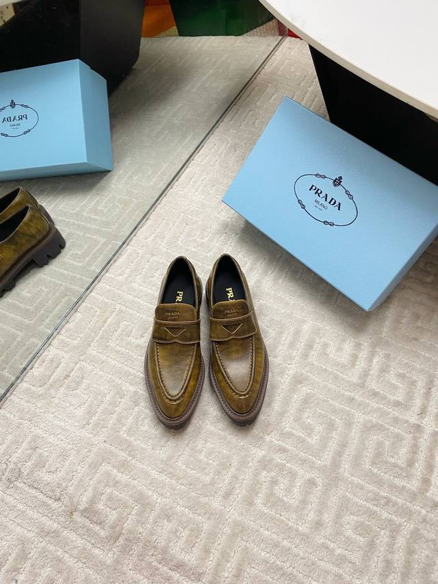 出厂价P Prada 普拉达 25 最新尖头乐福鞋 时尚与品质交织 这次的情侣款乐福鞋更是宝藏单品。鞋面甄选进口搽色牛皮，触感细腻，自带高级质感，光线下尽显低调