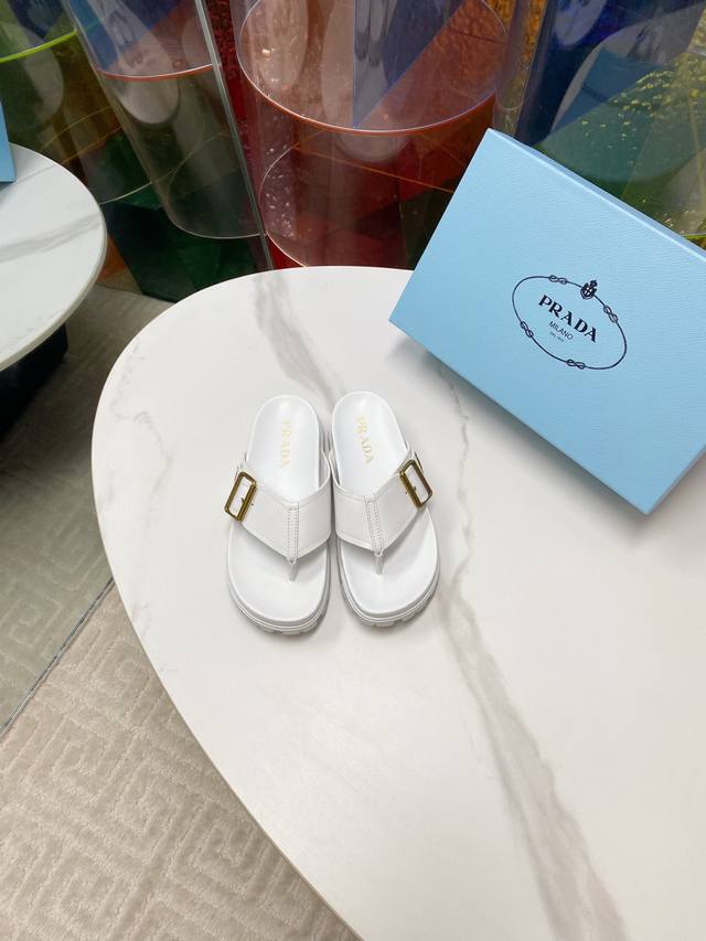 跑量 Prada 普拉达 25Ss 水台夹脚拖鞋 懒人必备拖鞋上脚是如此的好看 让整双鞋轻便舒适鲜艳色彩满足不同风格时髦人士的多种选择 原版面料牛皮鞋面，羊皮内