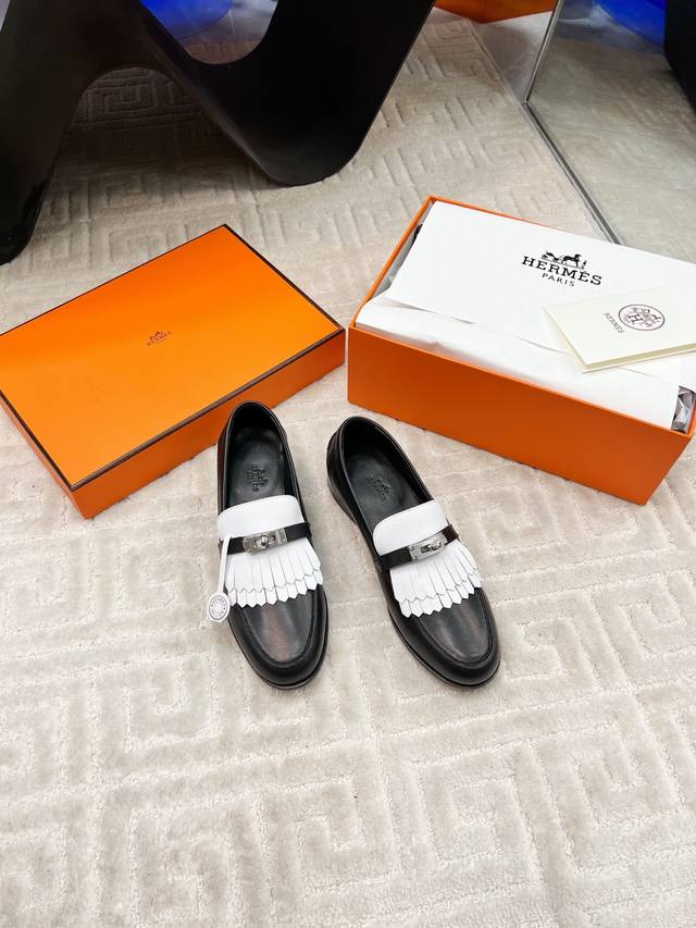 顶级版 HermèS 爱马仕经典流苏Kelly扣乐福鞋 超级百搭款 鞋型很秀气 修脚型 耐看又精致 气质女人的首选 颜色很复古 秋冬搭配很好看 简单大气 很适合
