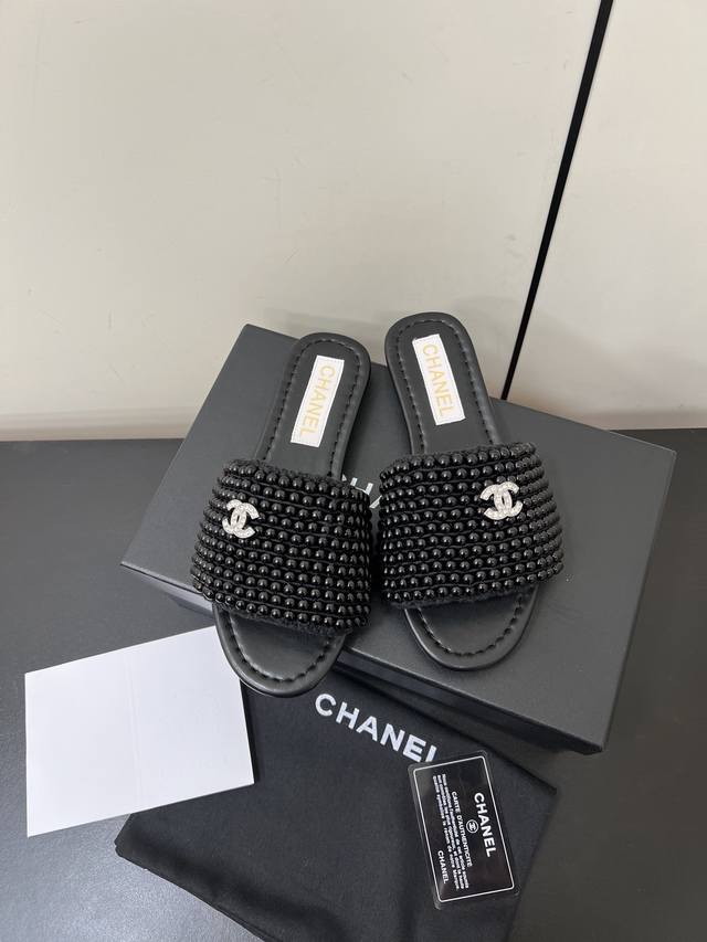 Chanel香奈儿2025新款珍珠一字拖鞋 手工缝珍珠+钻扣Logo加持 舒适有范 质感满满 经典圆头厚底设计 超舒适 内里选用小羊皮内里 垫脚Logo清晰 大