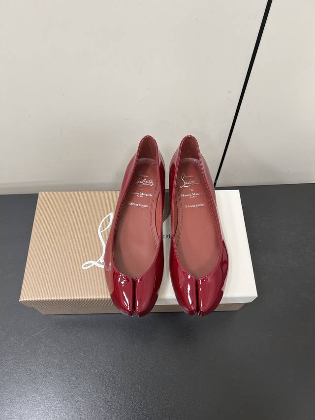 Mm6马吉拉联名Cl红底鞋 Tabi分趾平底单鞋 Maison Margiela 与 Christian Louboutin 推出首个联名鞋履系列 原版暴力拆解