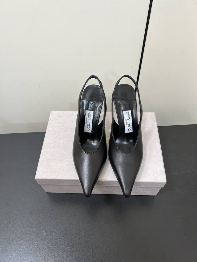 Jimmy Choo 25Ss早春尖头高跟单鞋 周仰杰25春夏系列 重逢惊艳 优雅邂逅 碰撞之美 时尚国外博主同款街拍推荐 造型大胆别致 小羊皮鞋面 时髦大气
