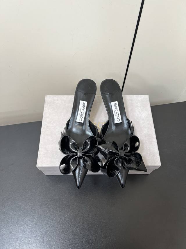Jimmy Choo周仰杰 Staz尖头蝴蝶结穆勒高跟鞋 Staz Sling Back 70系列露跟高跟鞋，采用皮革材质打造别致优雅鞋型，搭配精美蝴蝶结和立体