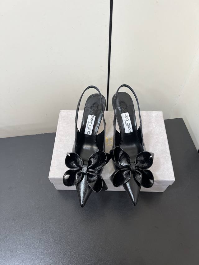 Jimmy Choo周仰杰 Staz尖头蝴蝶结后空凉鞋 Staz Sling Back 70系列露跟高跟鞋，采用皮革材质打造别致优雅鞋型，搭配精美蝴蝶结和立体鞋