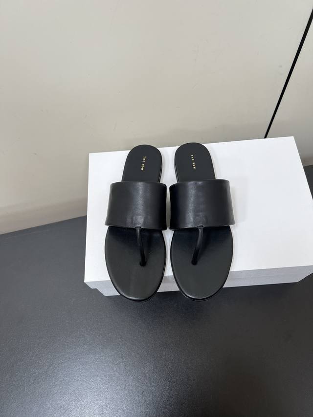 Therow25S春夏新款 罗马夹趾凉鞋 哇哦！经典的极简风回来了！整体都没有浮夸的设计，很细的夹趾设计穿旧了也不会不舒服哦，鞋子全部都是有全皮制作，是越穿越舒