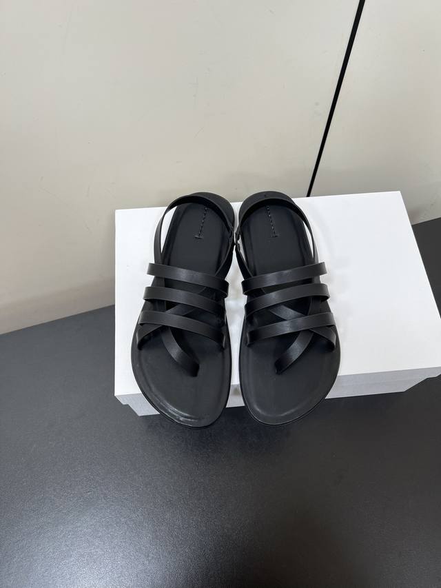 The Row 夹脚真皮极简百搭平底罗马凉鞋 鞋脚真的是史上我穿过最最舒服的款式太柔软啦！磨脚星人一定要收了它 有一丢高级又简约的感觉其实除了好看以外它的舒适度