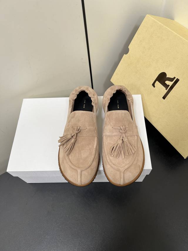 The Row新品中性复古简约乐福鞋流苏单鞋！ 方头设计确保长时间穿着的舒适性，无论是搭配休闲装还是正式场合，它都能为你的造型增添一丝优雅与别致。鞋面流苏吊坠点