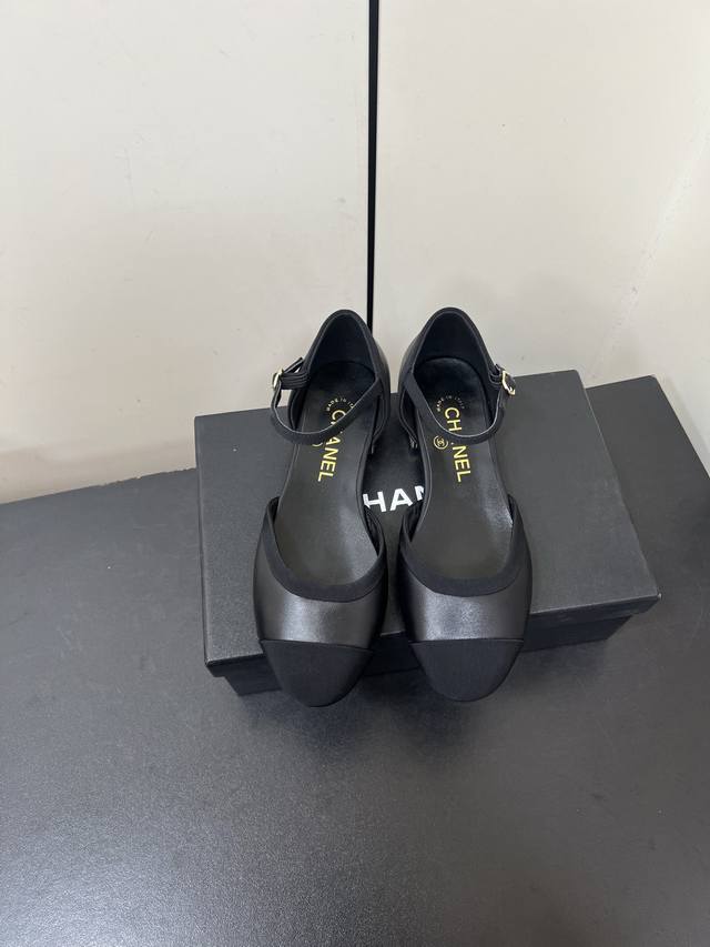 小香25 A春夏 玛丽珍 后空 凉鞋 专柜品质 每年必入的经典款之一！设计 更加彰显和品味～所有材质都根据原版定制！购入正品开发。万能百搭神器，夏日沙滩,耐造款