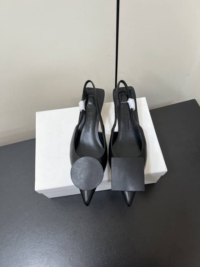 Jacquemus 方圆尖头后空凉鞋 Jacquemus独特的方扣与圆扣设计，别致吸睛，尽品 优雅品味。细高跟与舒适的鞋型，让你每一步都自信从 容，无论是通勤还