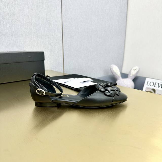 香奈儿凉鞋 单鞋 3色 24Ss春夏新款Chanel小香山茶花平底凉鞋 单鞋 C家经典山茶花设计，温柔风一整个拿捏了！搭配裙装裤子 上班通勤 周末约会 都是异常