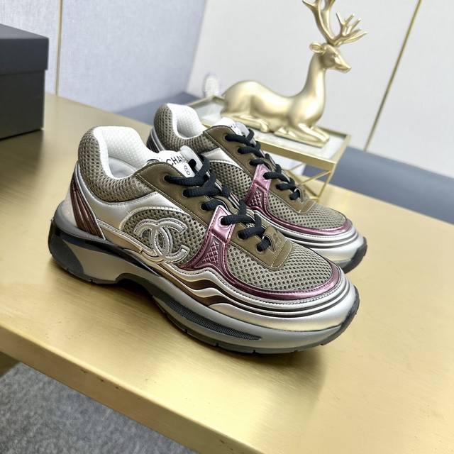 顶级版本 Chanel香奈儿 专柜顶级休闲款运动鞋 这款经典设计；鞋面多种工艺电绣的风格；大底却时尚运动；不平凡的拥入了多种配色元素 多元化混搭非常好看百搭，休