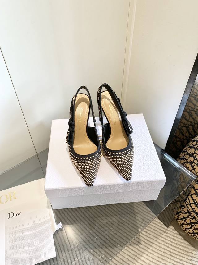 出 J'adior织带女鞋 Dior 迪奥 春夏走秀新款朋克风格铆钉鞋 Cd明星同款蝴蝶结方头字母Logo刺绣高跟凉鞋 市面顶级高端版本 独家首发 材质:原版定