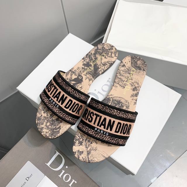 出厂价Pp 、新版颜色、高版本Christian Dior刺绣棉质凉拖鞋非常极致完美的色彩搭配！刺绣的鞋面非常有立体感，鞋垫绚丽的色彩很有夏天的味道！这个夏天不