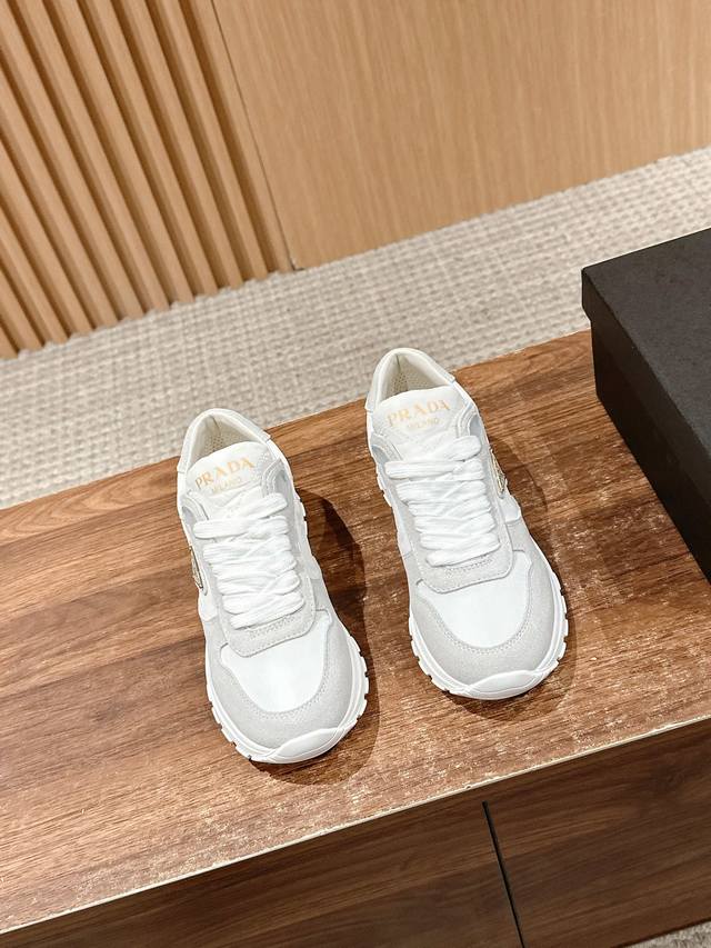 普拉达春夏女生运动鞋新品 麂皮和 三防布料拼接、呈现出来的质感就很夏天，很慵懒随性！ 三角标加持，很精致！Size：35-39 40定做不退换