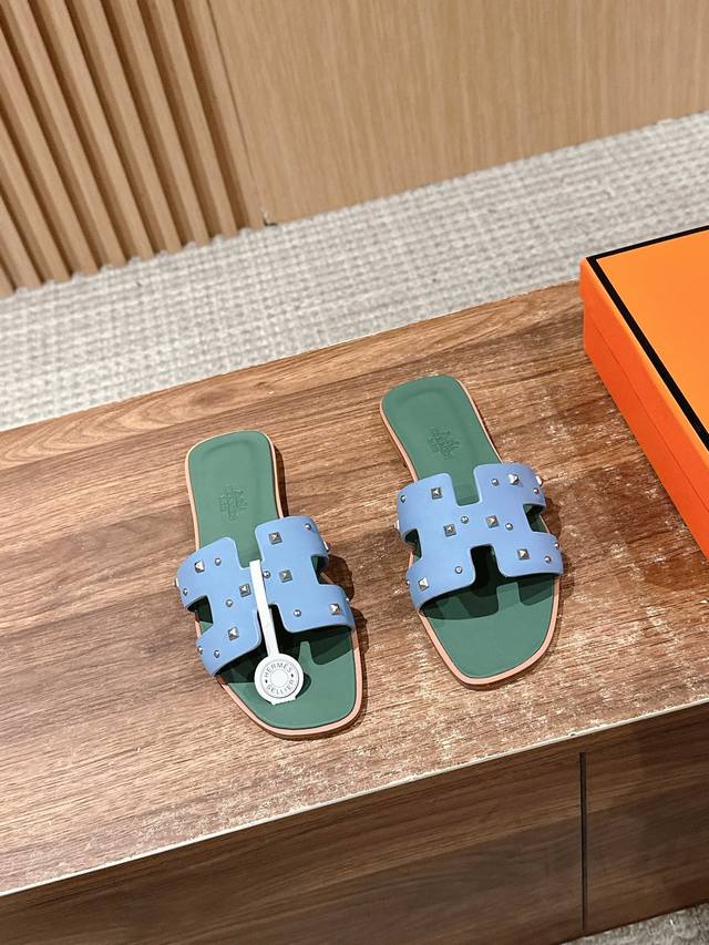 爱马仕经典款H拖鞋 时尚简约风拖鞋小牛皮材质 经典“H'”镂空鞋面 女人的点睛单品！经典万能拖 度假穿搭不能少它，日常搭配短裙长裙短裤长裤都很好看 夏天没什么穿