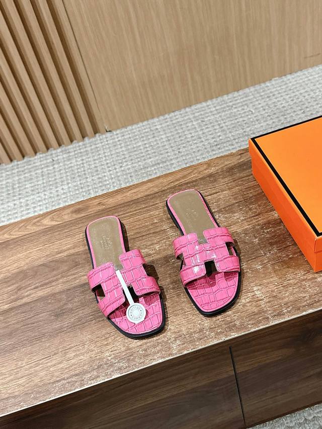 爱马仕经典款H拖鞋 时尚简约风拖鞋小牛皮材质 经典“H'”镂空鞋面 女人的点睛单品！经典万能拖 度假穿搭不能少它，日常搭配短裙长裙短裤长裤都很好看 夏天没什么穿