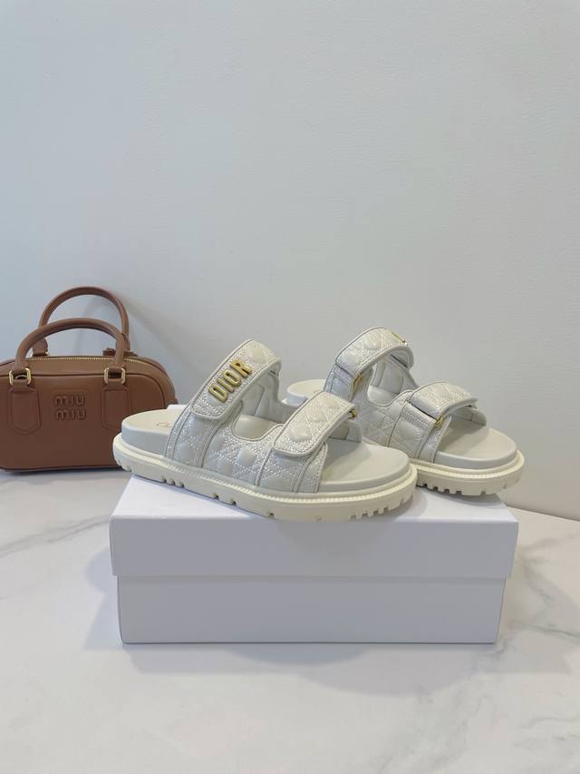 Dior 迪奥25Ss 沙滩鞋 经典巴黎刺绣鞋面 颜色百搭 3Cm增高鞋底 火爆整个夏季 Size 35-40原盒配备包装