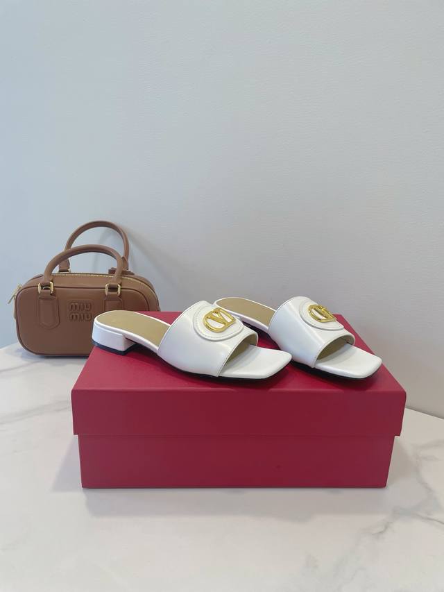 valentino 华伦天奴 Vlogo Signature 标识作为画龙点睛之笔，为夏日休闲拖鞋增添十足细节感！ 1材料:意大利牛皮+羊皮内里垫脚 2大底：意