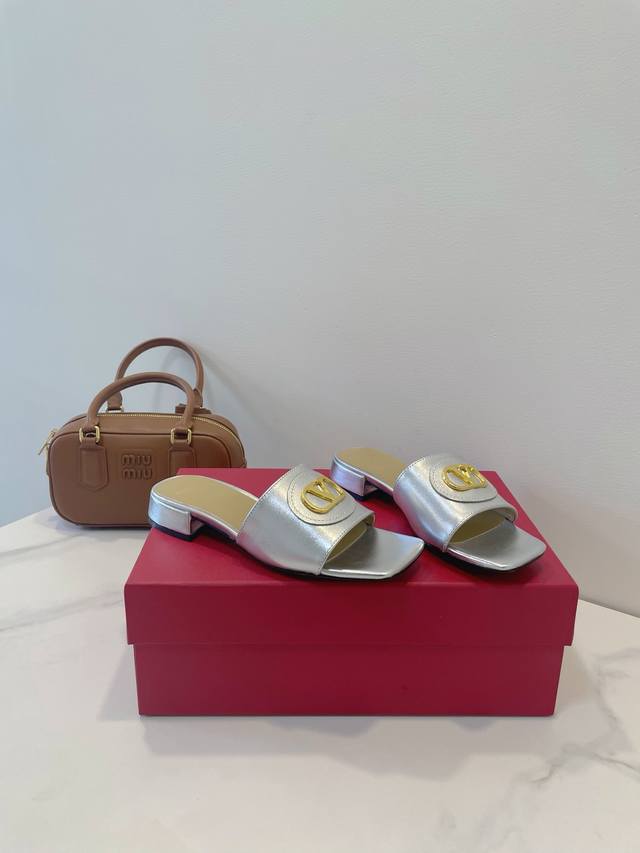 valentino 华伦天奴 Vlogo Signature 标识作为画龙点睛之笔，为夏日休闲拖鞋增添十足细节感！ 1材料:意大利牛皮+羊皮内里垫脚 2大底：意