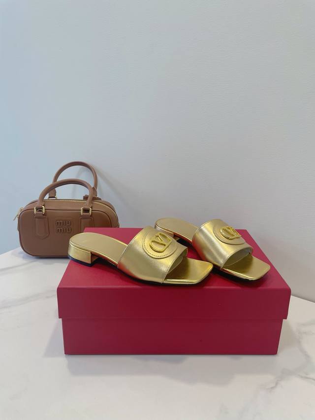 valentino 华伦天奴 Vlogo Signature 标识作为画龙点睛之笔，为夏日休闲拖鞋增添十足细节感！ 1材料:意大利牛皮+羊皮内里垫脚 2大底：意