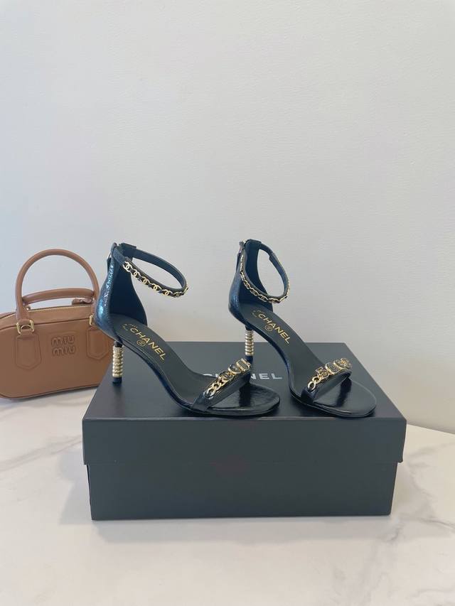 Chanel 香奈儿 25C新款 公主范小巧又精致，整个鞋面的光泽度呈现出高级感，香奶奶永远懂女人心 鞋面：定制爆裂纹牛皮 内里：定制水染山羊皮内里垫脚 大底：