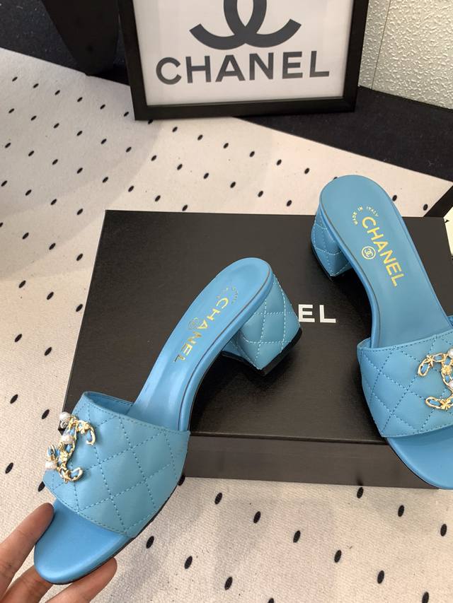 Chanel新款早春拖鞋 高版本出货 各大社交平台热门晒图 质感上脚是非常柔软舒服的 原版进口羊皮鞋面 混种羊皮垫脚 意大利真皮大底 Size：35-39 40