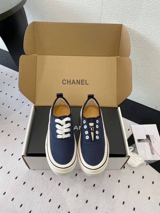 Chanel新款帆布小白鞋 Vintage感满满中古复刻款 帆布鞋适配春夏 配合袜子就很复古学院的感觉 原版定制高密度帆布面料 羊皮内里垫脚 独家私模原版Tpu